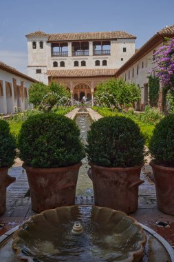 İspanya, Granada 'da Alhambra' da bulunan Patio de la Acequia 