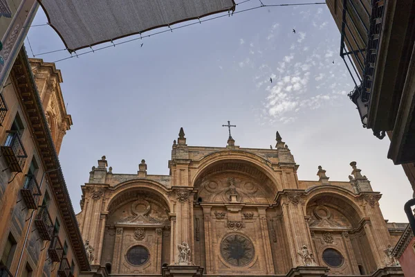 Pohled na katedrálu v Granadě ve Španělsku — Stock fotografie