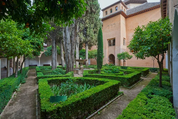 İspanya, Granada 'da Alhambra' da bulunan Patio de los Naranjos