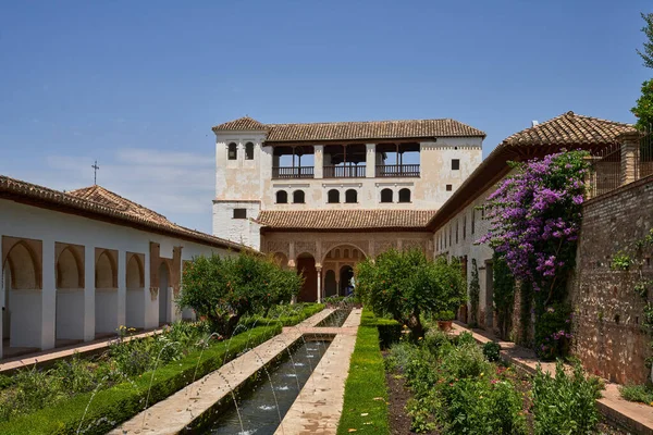 Patio de la Acequia nell'Alhambra di Granada in Spagna — Foto Stock