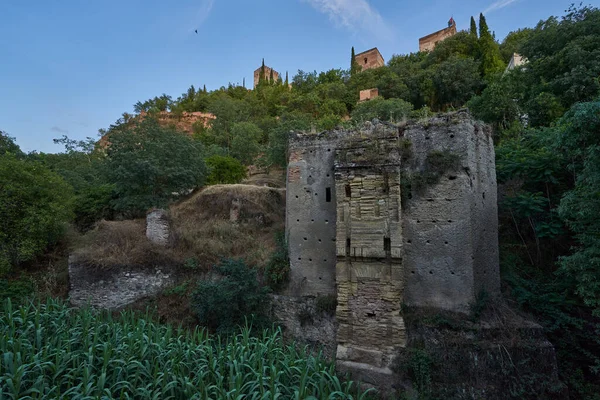 Pozůstatky mostu Cadi nebo Tableros na úpatí Alhambra v Granadě ve Španělsku. — Stock fotografie