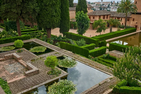 Jardines en la Alhambra de Granada en España — Foto de Stock