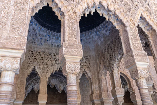 İspanya, Granada 'daki Alhambra' da süslü detaylar.