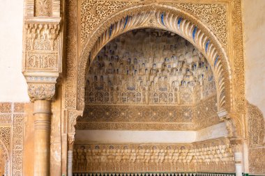 İspanya, Granada 'daki Alhambra' da süslü detaylar.