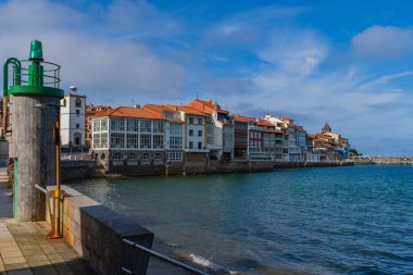 Asturias 'taki Luanco şehrinin manzarası 