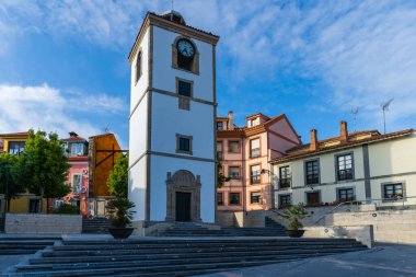 Luanco 'nun Asturian kasabasındaki Saat Kulesi 
