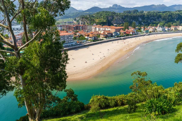 Utsikt över staden Ribadesella i Asturien. — Stockfoto