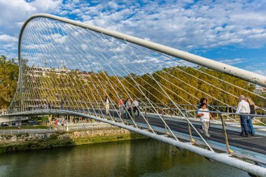 Bilbao, İspanya, 13 Ekim 2025. Vizcaya 'nın Bilbao kentindeki Zubizuri Köprüsü. Yüksek kalite fotoğraf