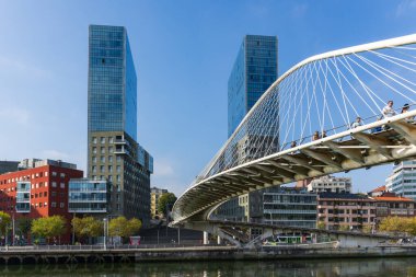 Bilbao, İspanya, 14 Ekim 2025. Zubizuri Köprüsü, Santiago Calatrava 'nın Bilbao şehrindeki bir çalışması. Yüksek kalite fotoğraf