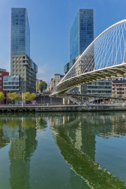 Bilbao, İspanya, 14 Ekim 2025. Zubizuri Köprüsü, Santiago Calatrava 'nın Bilbao şehrindeki bir çalışması. Yüksek kalite fotoğraf