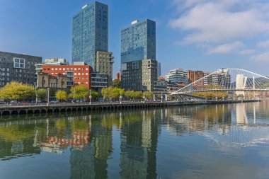 Bilbao, 14 Ekim 2025. Bilbao şehrinin Nervion haliçlerine yansıyan görüntüsü. Yüksek kalite fotoğraf