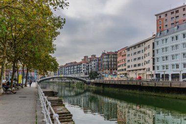 Bilbao, 14 Ekim 2025. Bilbao şehrinin Nervion haliçlerine yansıyan görüntüsü. Yüksek kalite fotoğraf
