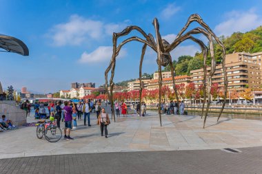 Bilbao, İspanya, 14 Ekim 2025. Anne, Bilbao 'daki Guggenheim Müzesi' nin yanında bir örümcek heykeli. Yüksek kalite fotoğraf