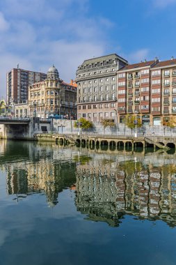 Bilbao, 14 Ekim 2025. Bilbao şehrinin Nervion haliçlerine yansıyan görüntüsü. Yüksek kalite fotoğraf