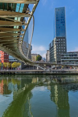 Bilbao, İspanya, 14 Ekim 2025. Zubizuri Köprüsü, Santiago Calatrava 'nın Bilbao şehrindeki bir çalışması. Yüksek kalite fotoğraf