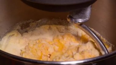 Yumurta noodle (makarna) durum un hamur