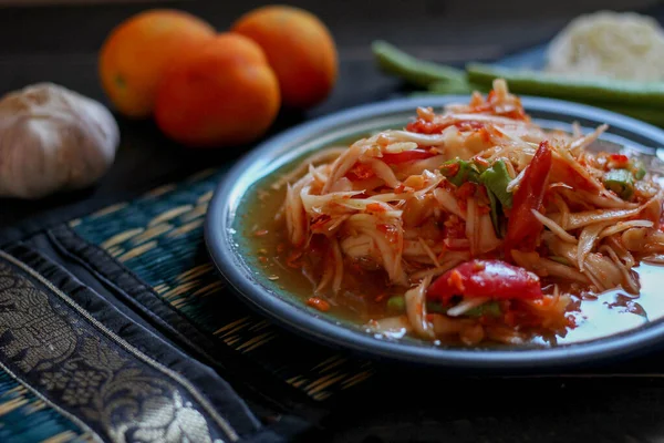 Baharatlı Papaya Salatası Mavi Bir Tabakta Kovada Pilav Uzun Fasulye — Stok fotoğraf