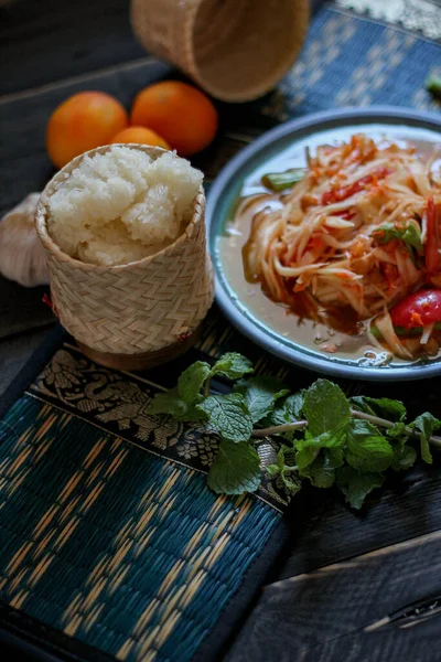 Ensalada Papaya Picante Servida Plato Azul Con Arroz Pegajoso Cubo — Foto de Stock