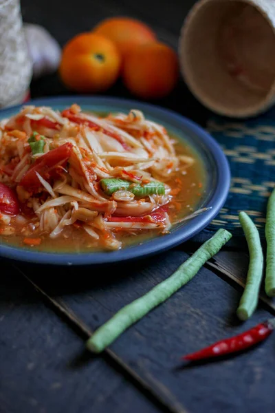 Salada Mamão Picante Servida Prato Azul Com Arroz Pegajoso Balde — Fotografia de Stock