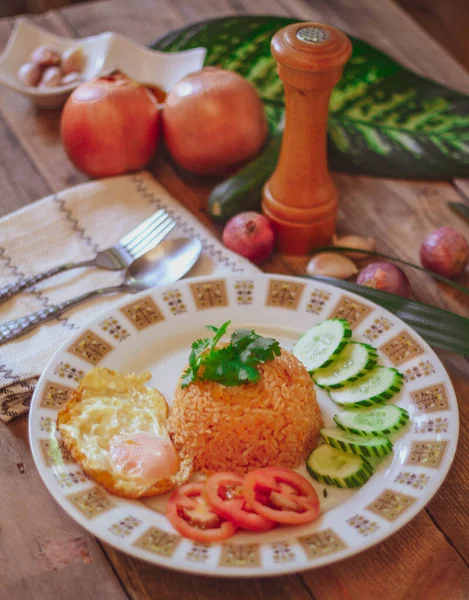 Ryż Smażony Jajkiem Smażonym Umieścić Drewnianym Stole Pomidory Ogórki Czosnek — Zdjęcie stockowe