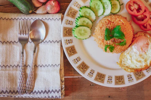 Riz Frit Avec Oeuf Frit Mettez Sur Table Bois Les — Photo