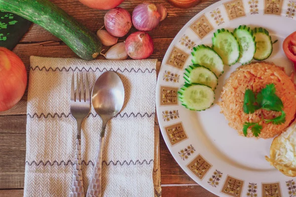 Riz Frit Avec Oeuf Frit Mettez Sur Table Bois Les — Photo