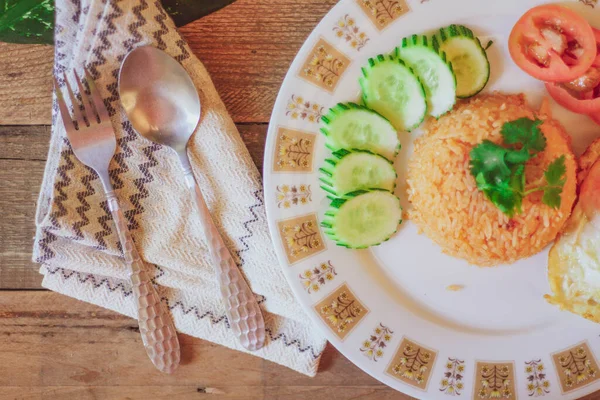 Riz Frit Avec Oeuf Frit Mettez Sur Table Bois Les — Photo