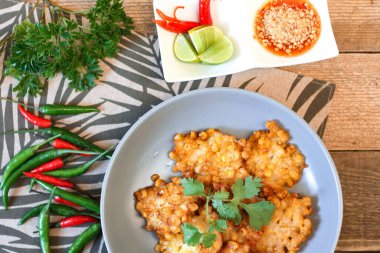 Tahta masaya acı biber soslu mısır cipsi.