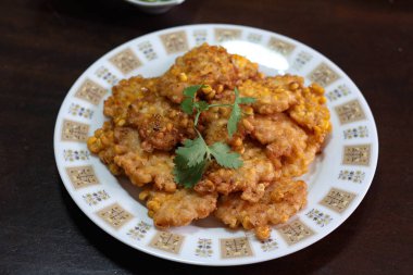 Tahta masaya acı biber soslu mısır cipsi.