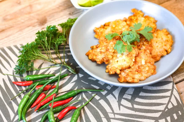 Fritters Milho Com Molho Pimenta Colocado Uma Mesa Madeira — Fotografia de Stock