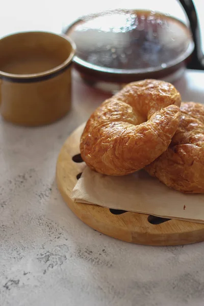 Croissant Podávaný Kávou Umístěn Bílém Stole — Stock fotografie