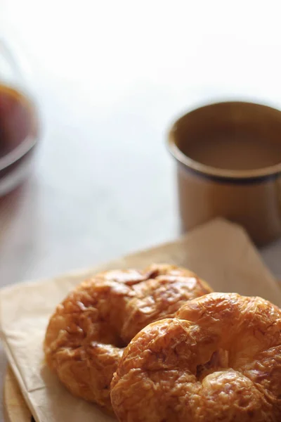 Croissant Serveras Med Kaffe Placeras Ett Vitt Bord — Stockfoto