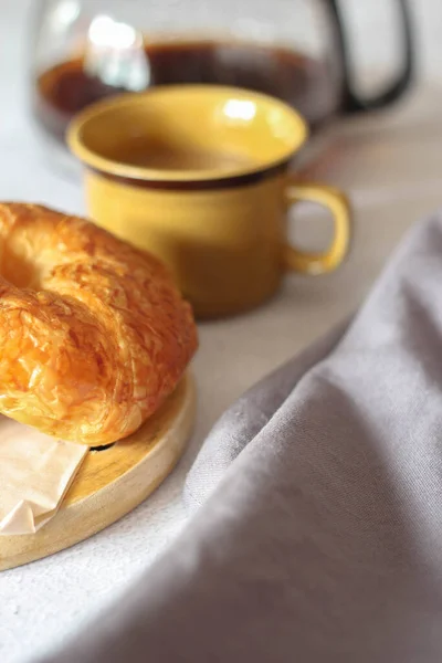 Croissant Servido Com Café Colocado Uma Mesa Branca — Fotografia de Stock