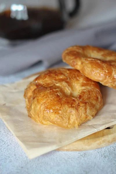 Croissant Servito Con Caffè Posto Tavolo Bianco — Foto Stock