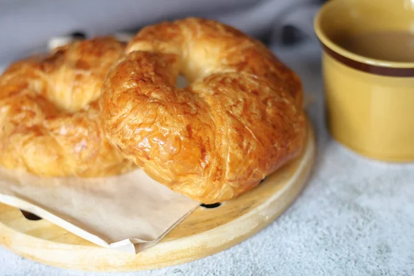 Ein Croissant Mit Kaffee Wird Auf Einem Weißen Tisch Serviert — Stockfoto