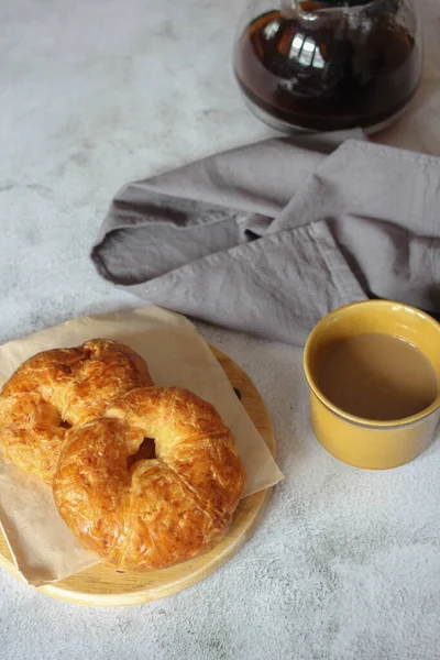 Croissant Podávaný Kávou Umístěn Bílém Stole — Stock fotografie