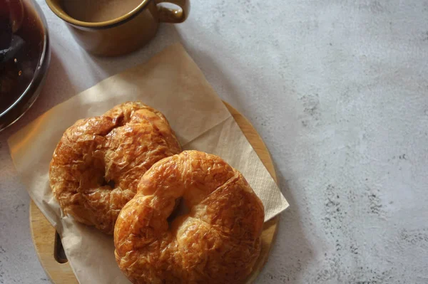 Ein Croissant Mit Kaffee Wird Auf Einem Weißen Tisch Serviert — Stockfoto