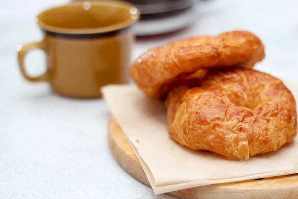Croissant Servi Avec Café Est Placé Sur Une Table Blanche — Photo