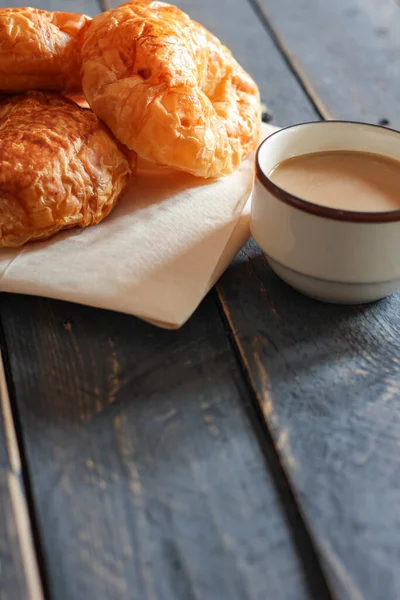 Croissant Servido Com Café Uma Mesa Madeira Preta — Fotografia de Stock