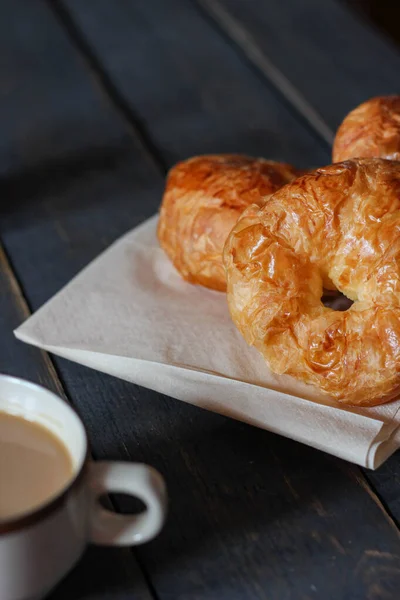 Croissant Podávaný Kávou Černém Dřevěném Stole — Stock fotografie