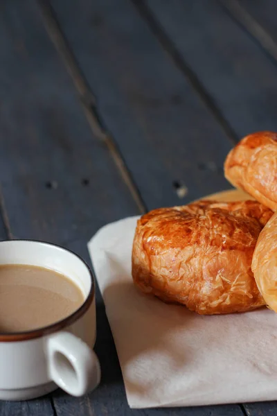 Croissant Servido Com Café Uma Mesa Madeira Preta — Fotografia de Stock