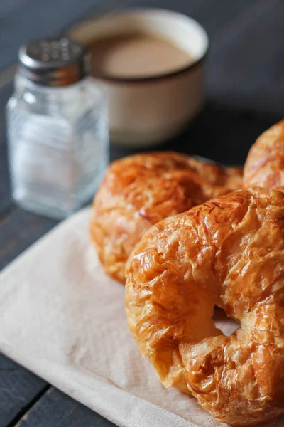 Croissant Podávaný Kávou Černém Dřevěném Stole — Stock fotografie