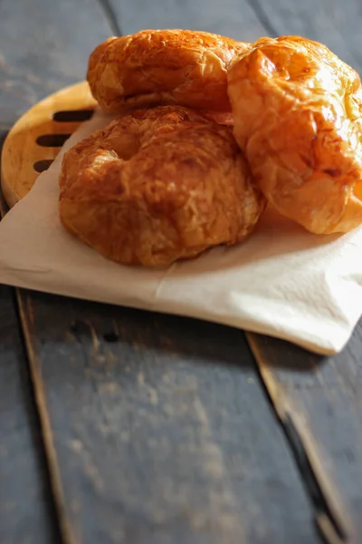 Croissant Servido Con Café Sobre Una Mesa Madera Negra — Foto de Stock