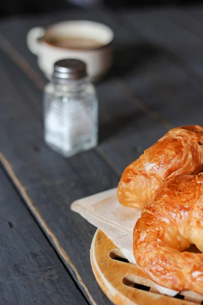 Croissant Servido Con Café Sobre Una Mesa Madera Negra — Foto de Stock