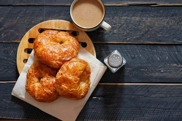 Croissant Servido Com Café Uma Mesa Madeira Preta — Fotografia de Stock