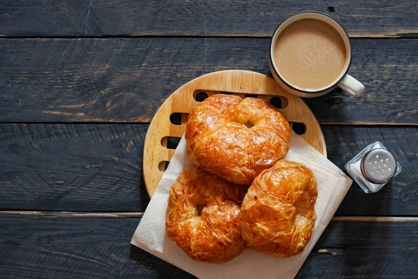 Croissant Servi Avec Café Sur Une Table Bois Noir — Photo