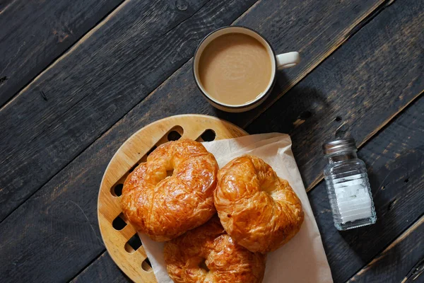 Croissant Podávaný Kávou Černém Dřevěném Stole — Stock fotografie