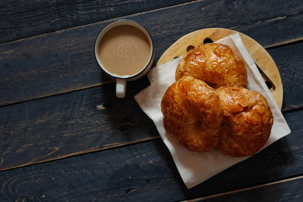 Croissant Servido Com Café Uma Mesa Madeira Preta — Fotografia de Stock