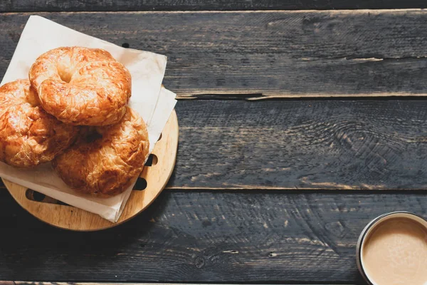 Croissant Szolgált Fel Kávét Egy Fekete Asztalon — Stock Fotó