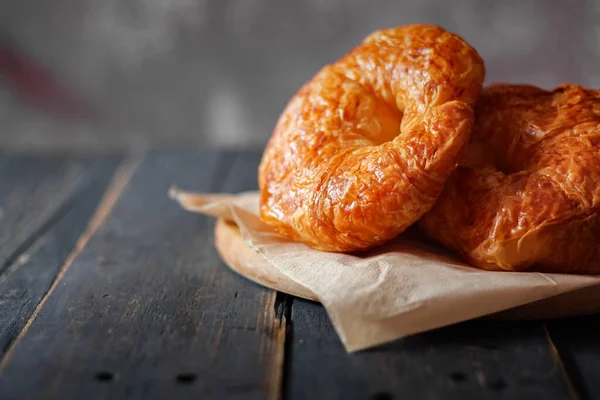 Croissant Serviert Mit Kaffee Auf Einem Schwarzen Holztisch — Stockfoto